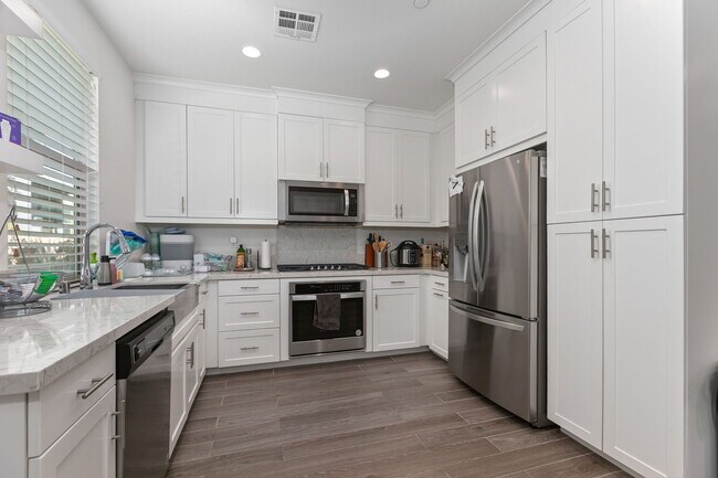 Building Photo - 2460 Solara Ln