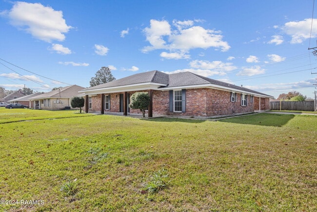 Building Photo - 300 Robert Lee Cir