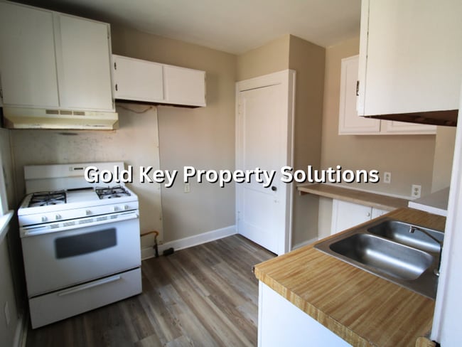 Building Photo - 2 BR 1 BA House with New Flooring and Paint (SECTION 8 APPROVED)