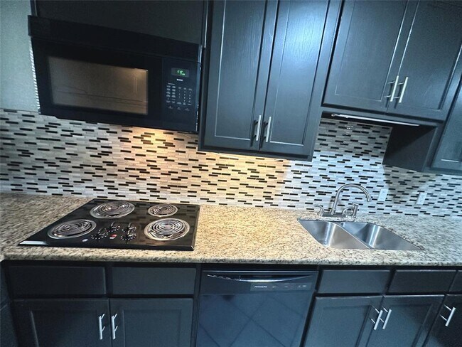 Building Photo - 601 W 11th St