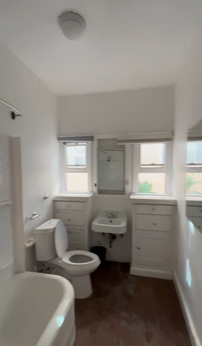 Building Photo - 2006 N Commonwealth Ave