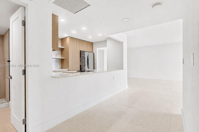 Building Photo - 100 Bayview Dr