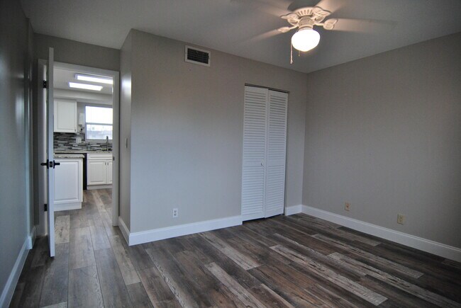 Building Photo - 729 Lori Dr