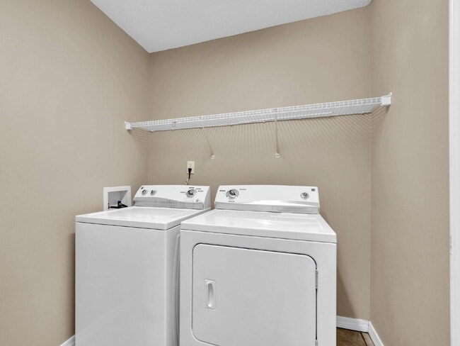 Building Photo - Charming 2-Bedroom Townhouse Retreat on Sc...