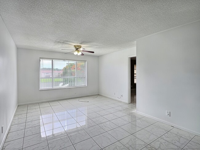 Building Photo - 889 Twin Lakes Dr