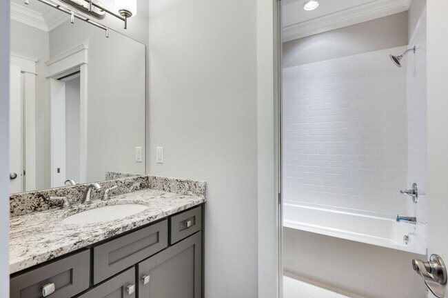 Building Photo - Stunning 4BE/3.5BA home in the heart of Green Hills!