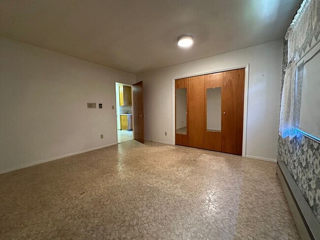 Building Photo - 5842 Henley Rd
