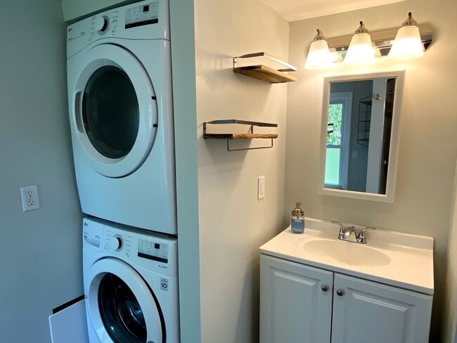 Building Photo - Nice 2 bedroom 1 Bath Upper Unit in Quiet ...