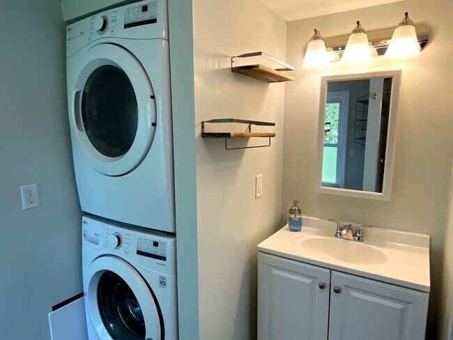 Building Photo - Nice 2 bedroom 1 Bath Upper Unit in Quiet area