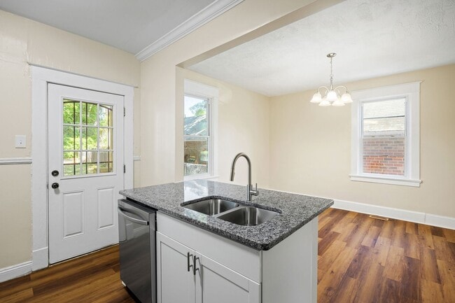 Building Photo - PRICE DROP on Completely Renovated 3 Bedro...