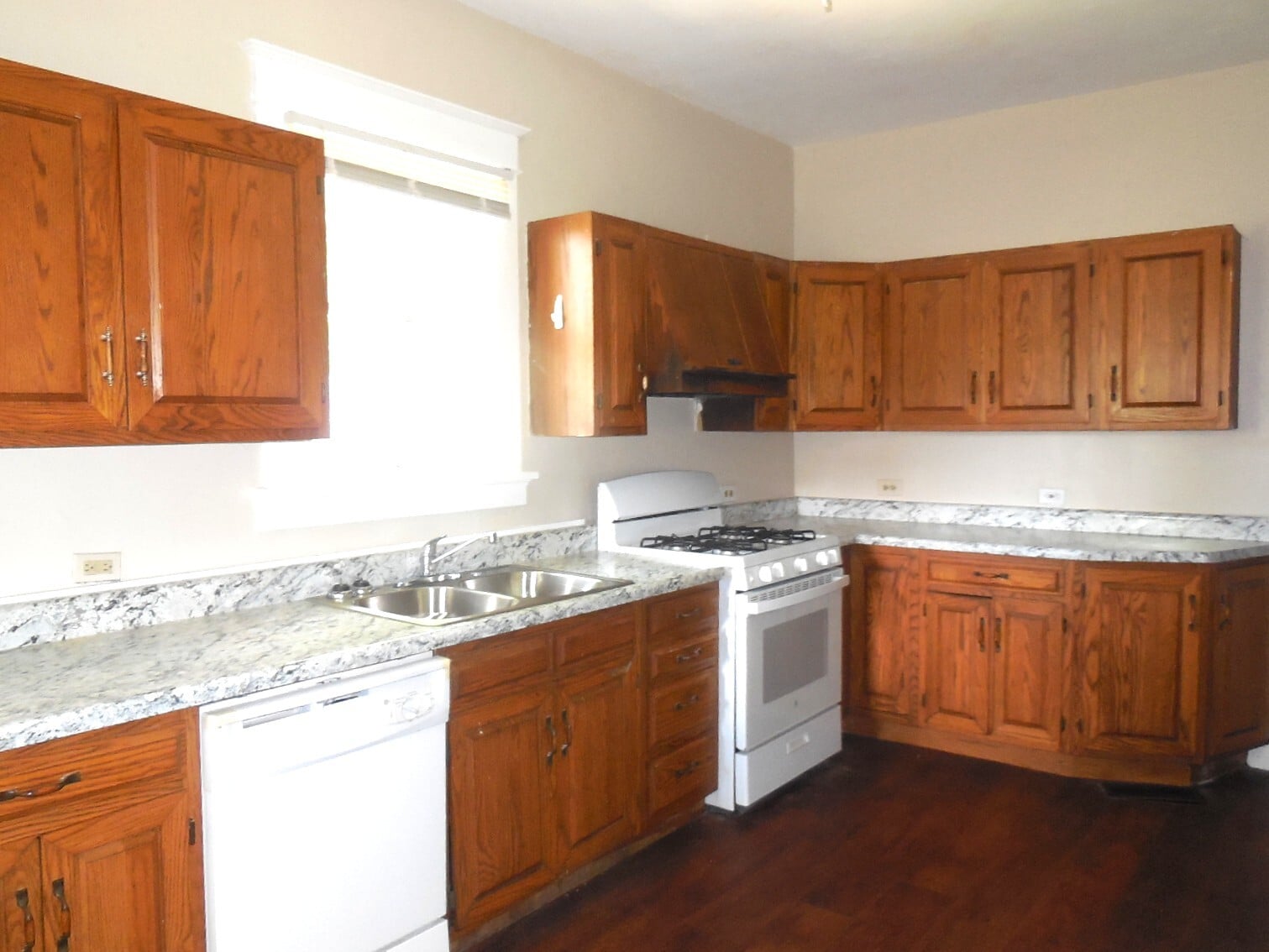 Building Photo - 413 E Schwarz St