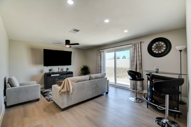 Building Photo - Fabulous 3-bedroom 2-bathroom home