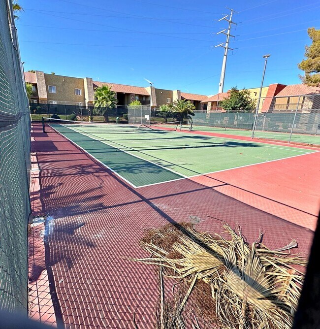 Building Photo - 3 BEDROOM, 2 BATH DOWNSTAIRS CONDO IN GUARD GATED COMMUNITY