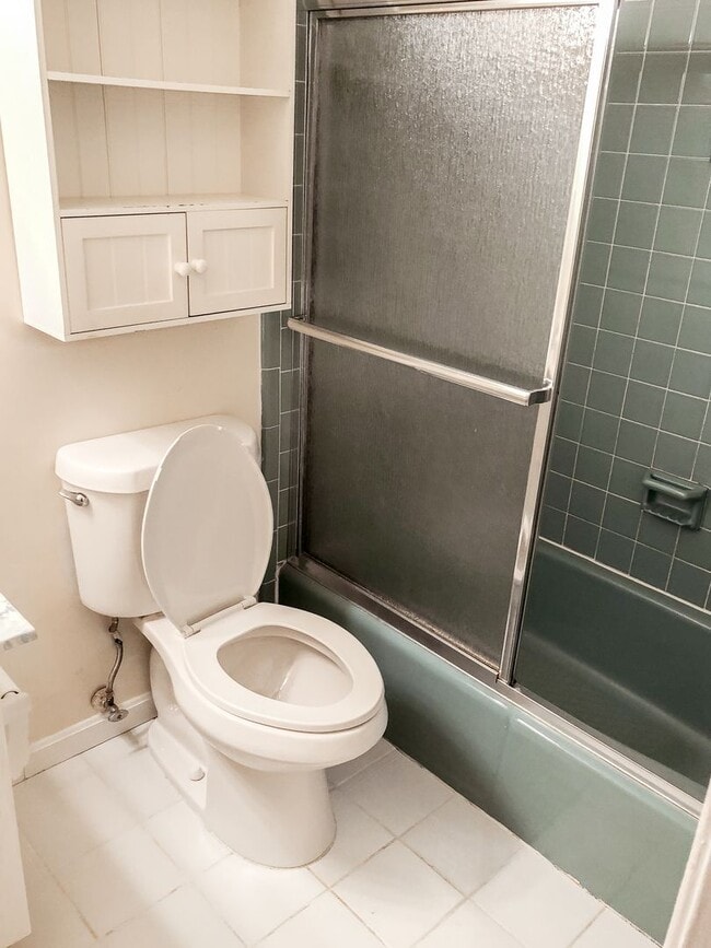 Building Photo - Stunning 4 Bedroom 2.5 Bathroom 3-Level Ho...