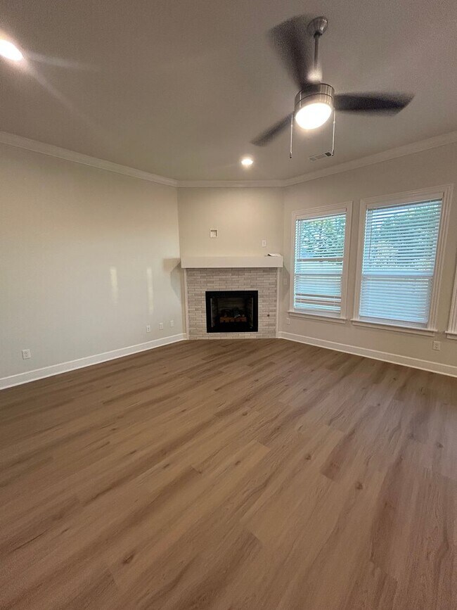Building Photo - Beautiful Bentonville Home! 4 Bedrooms, 2....