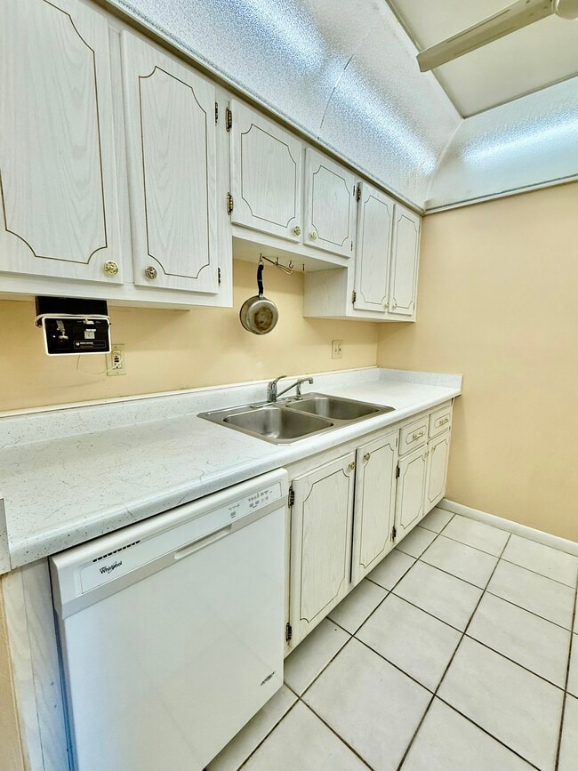 Building Photo - 1235 S Highland Ave