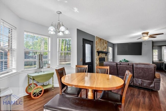Building Photo - 606 Windhaven Dr