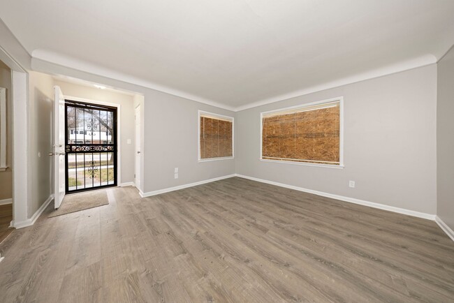 Building Photo - 3 bedroom newly renovated $1250
