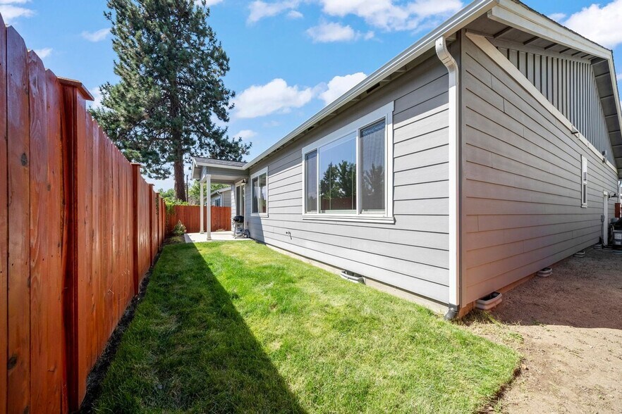 Building Photo - 1216 NE Hoover Loop