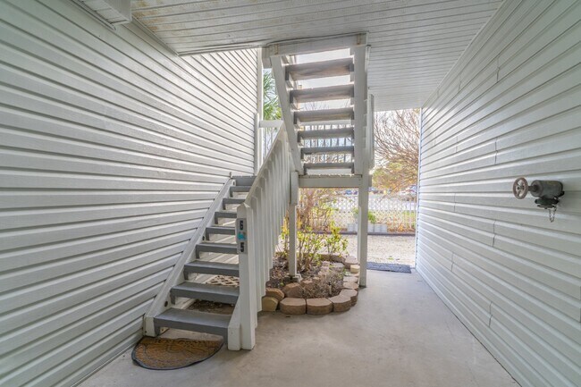 Building Photo - Gorgeous 2/2 condo at Indian Shores