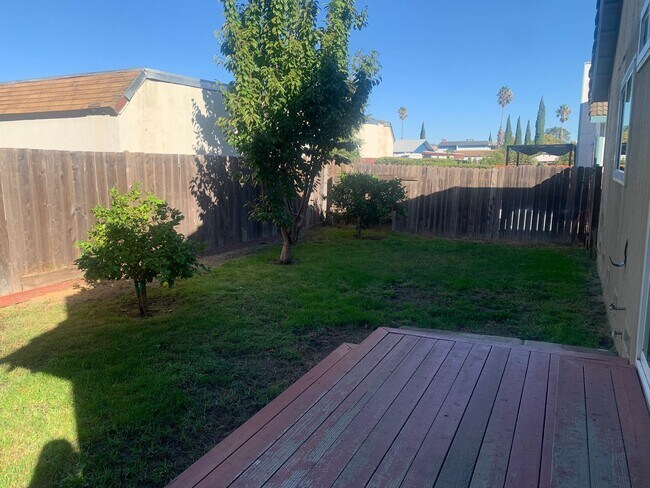 Building Photo - Beautifully Maintained Fairfield Home is A...