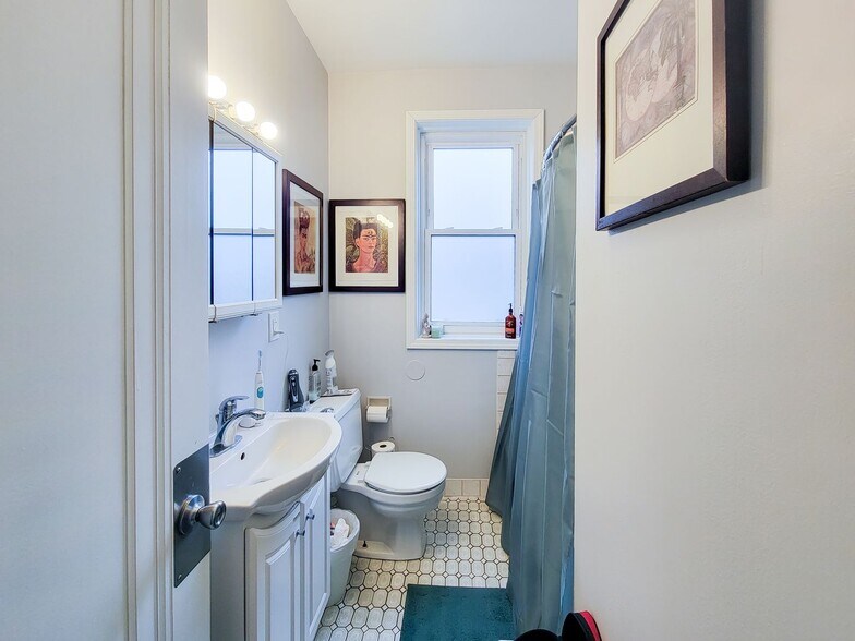 Building Photo - 3706 N Sheffield Ave