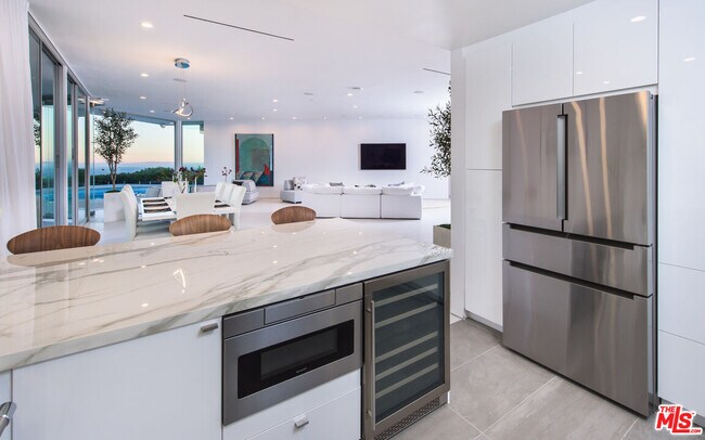 Building Photo - 1542 Blue Jay Way