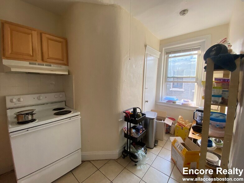 Building Photo - 208 Kelton St