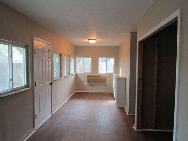 Building Photo - 255 Garden Cir