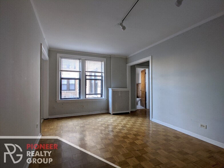 Building Photo - 739 W Belmont Ave