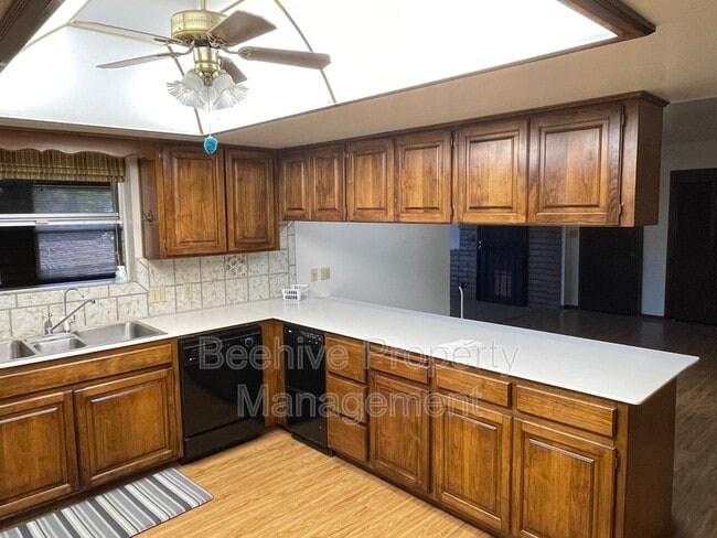 Building Photo - 1420 N Center St