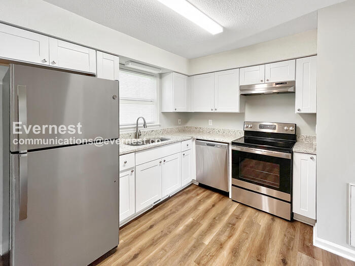 Building Photo - 425 Shallowood Ln