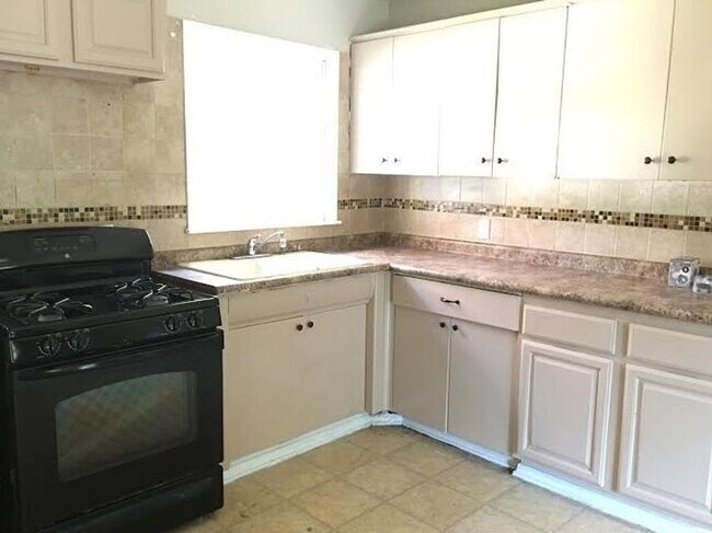 Building Photo - Charming 3 BD Across from Killeen Elementary!!  HOUSING ACCEPTED! $400 off 1st Month!!