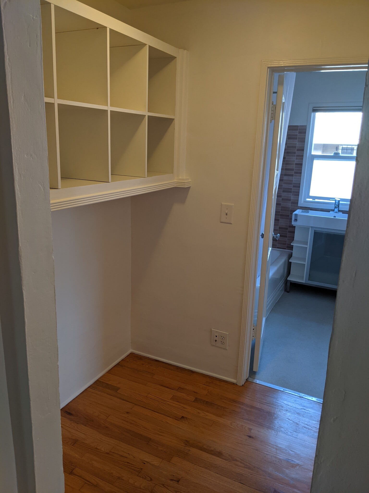 Building Photo - 1546 Rendall Pl