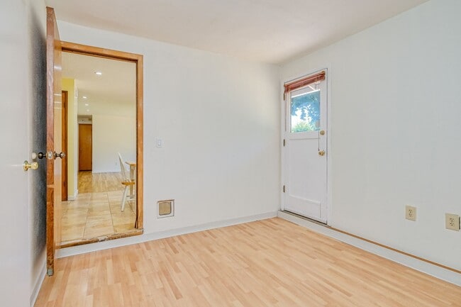 Building Photo - Charming 3 Bed/1 Bath Ranch with Bonus Room