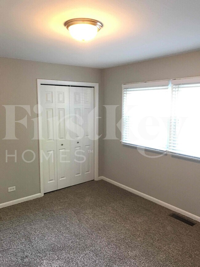 Building Photo - 17621 Grandview Dr