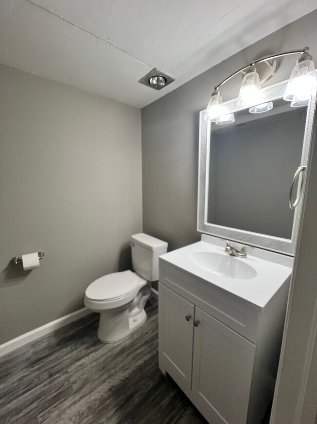 Building Photo - 813 Red Bird Ln