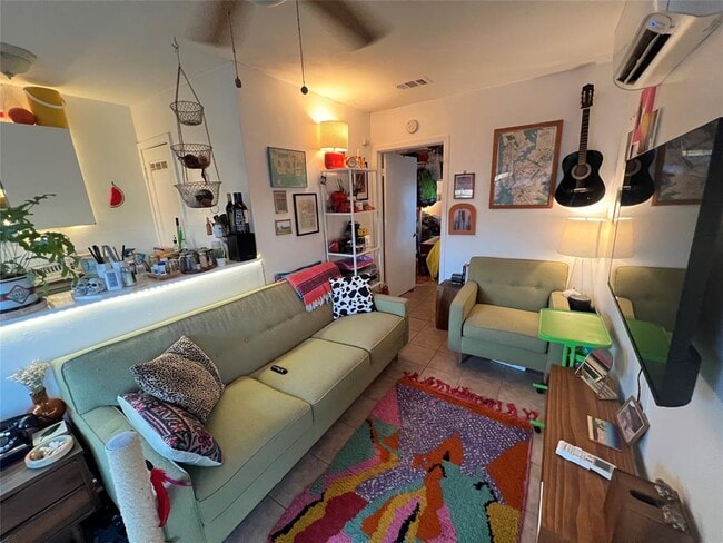 Building Photo - 3318 Hemlock Ave