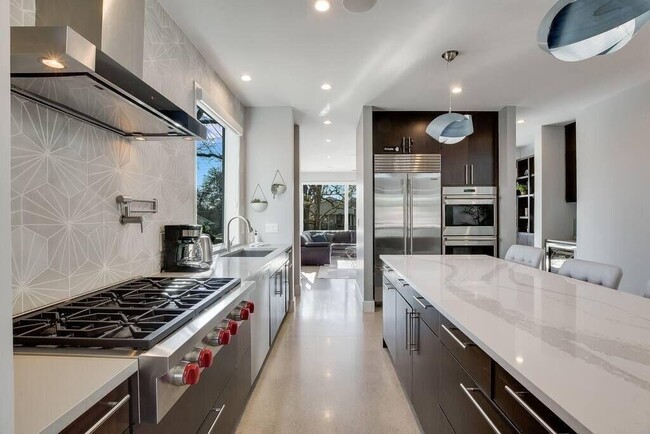 Building Photo - 1802 W 10th St