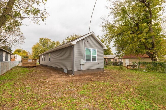 Building Photo - Charming 3-Bedroom Home with Spacious Yard in North Tulsa