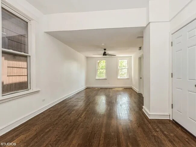 Building Photo - 2102 W Roscoe St