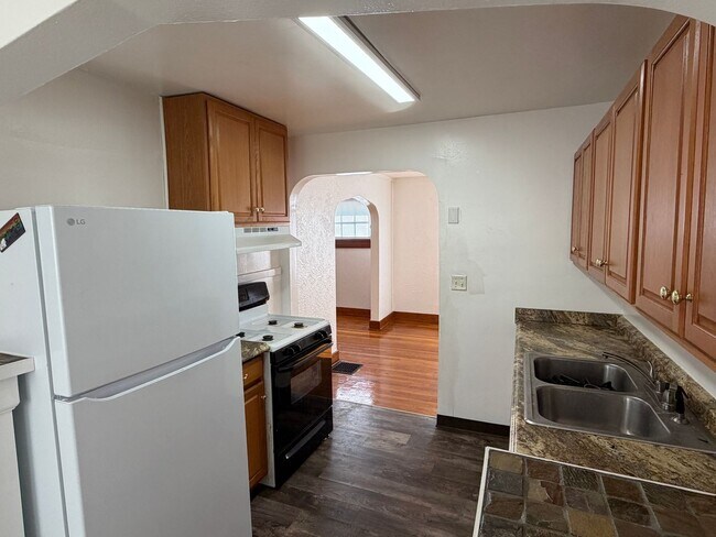 Building Photo - Cute 2 bedroom/1 bath Bunglow with garage in Dayton