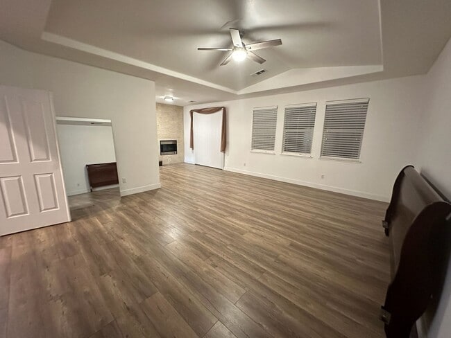 Building Photo - 5701 W Country Ave