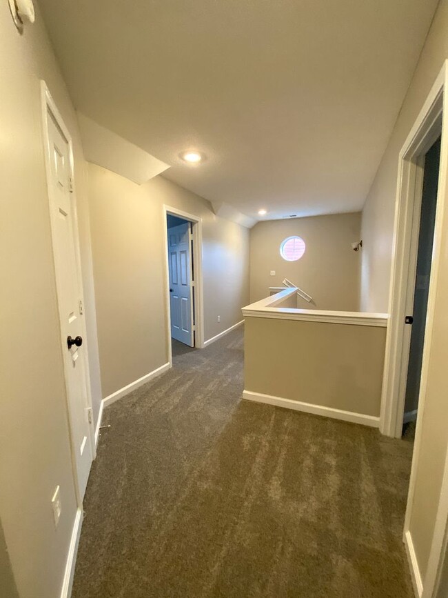Building Photo - 5 Bedrooms with Bonus, 4 Bath Near Riverda...