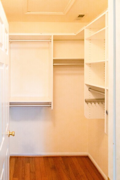 Building Photo - 6044 Blue Point Ct