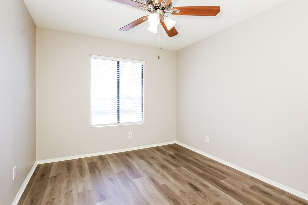Building Photo - 8727 W Sierra Vista Dr