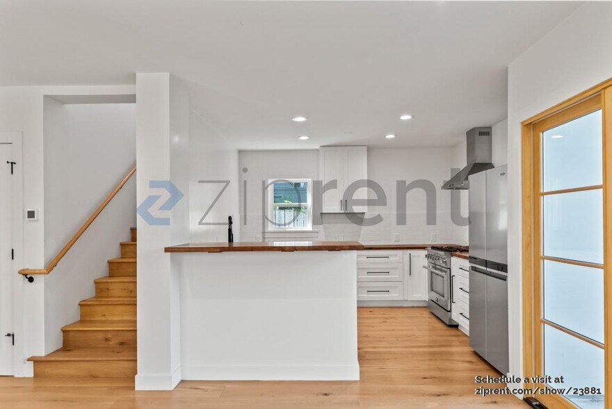Building Photo - 912 61st St