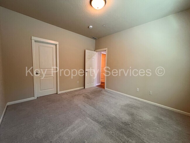 Building Photo - AVAILABLE NOW! Hazel Dell 5 Bedroom Close ...