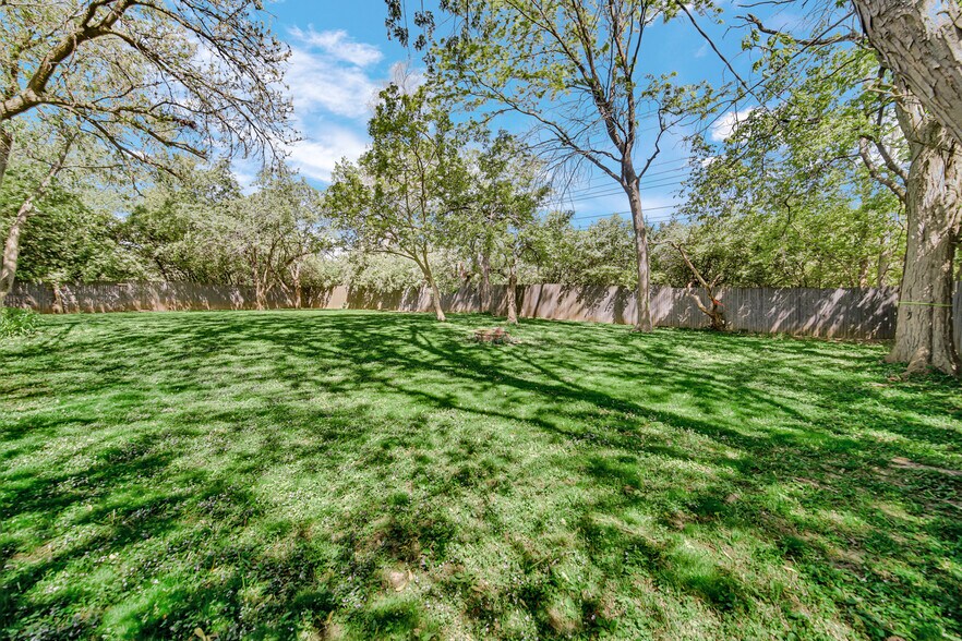 Building Photo - 22W362 Hackberry Dr