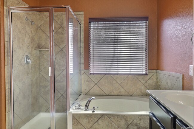 Building Photo - 211 Finch Knoll